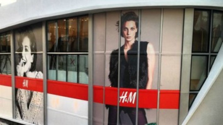 H&M, acuzată că a copiat modele de ţinute de la Balenciaga, Celine şi Kenzo